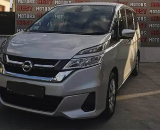 Frontansicht eines Mietwagens Nissan Serena in Larnaca, Zypern ✓ Auto Nr.6806. ✓ Automatisch TM ✓ 0 Bewertungen.