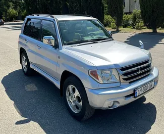 Frontansicht eines Mietwagens Mitsubishi Pajero Io in Tiflis, Georgien ✓ Auto Nr.6722. ✓ Automatisch TM ✓ 2 Bewertungen.