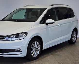 Mietwagen Volkswagen Touran 2018 in der Tschechischen Republik, mit Benzin-Kraftstoff und 150 PS ➤ Ab 70 EUR pro Tag.