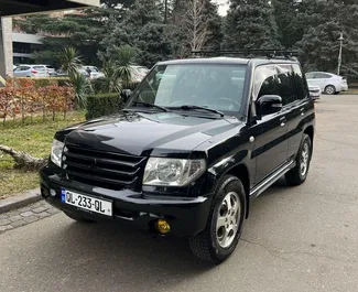 Frontansicht eines Mietwagens Mitsubishi Pajero Io in Tiflis, Georgien ✓ Auto Nr.6717. ✓ Automatisch TM ✓ 1 Bewertungen.