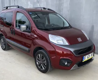 Frontansicht eines Mietwagens Fiat Fiorino am Flughafen Antalya, Türkei ✓ Auto Nr.6711. ✓ Schaltgetriebe TM ✓ 0 Bewertungen.