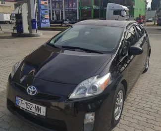 Frontansicht eines Mietwagens Toyota Prius am Flughafen Kutaisi, Georgien ✓ Auto Nr.6815. ✓ Automatisch TM ✓ 1 Bewertungen.