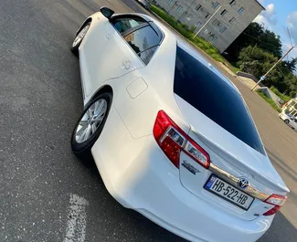 Innenraum von Toyota Camry zur Miete in Georgien. Ein großartiges 5-Sitzer Fahrzeug mit Automatisch Getriebe.