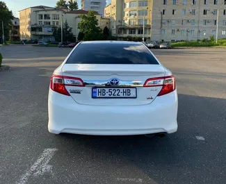 Toyota Camry 2014 zur Miete verfügbar in Kutaisi, mit Kilometerbegrenzung unbegrenzte.