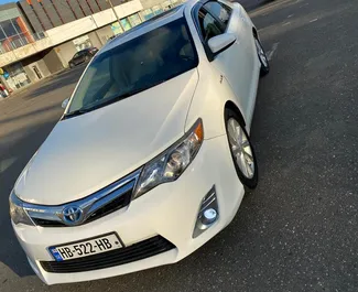 Frontansicht eines Mietwagens Toyota Camry in Kutaisi, Georgien ✓ Auto Nr.6795. ✓ Automatisch TM ✓ 1 Bewertungen.