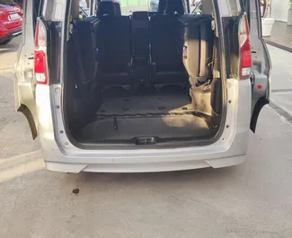 Innenraum von Nissan Serena zur Miete auf Zypern. Ein großartiges 7-Sitzer Fahrzeug mit Automatisch Getriebe.