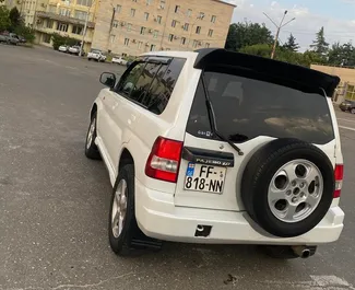 Benzin 2,0L Motor von Mitsubishi Pajero Io 2005 zur Miete in Kutaisi.