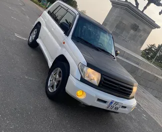 Frontansicht eines Mietwagens Mitsubishi Pajero Io in Kutaisi, Georgien ✓ Auto Nr.6776. ✓ Automatisch TM ✓ 0 Bewertungen.