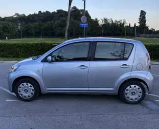 Mietwagen Daihatsu Sirion 2010 in Montenegro, mit Benzin-Kraftstoff und 92 PS ➤ Ab 25 EUR pro Tag.