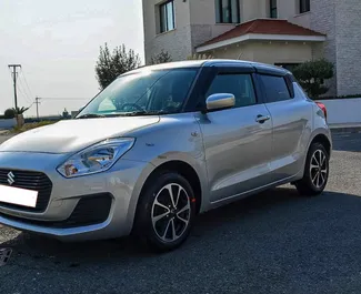 Frontansicht eines Mietwagens Suzuki Swift in Larnaca, Zypern ✓ Auto Nr.6812. ✓ Automatisch TM ✓ 1 Bewertungen.