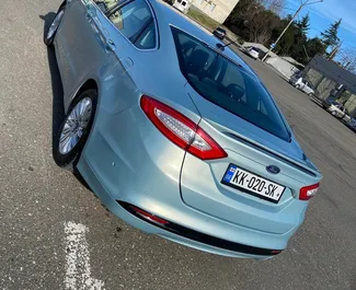 Innenraum von Ford Fusion Sedan zur Miete in Georgien. Ein großartiges 5-Sitzer Fahrzeug mit Automatisch Getriebe.