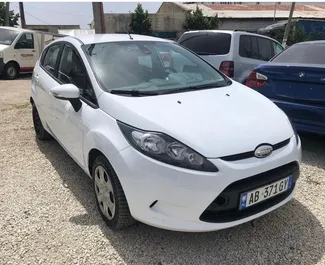 Frontansicht eines Mietwagens Ford Fiesta am Flughafen von Tirana, Albanien ✓ Auto Nr.7001. ✓ Schaltgetriebe TM ✓ 3 Bewertungen.