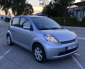 Frontansicht eines Mietwagens Daihatsu Sirion in Budva, Montenegro ✓ Auto Nr.6581. ✓ Automatisch TM ✓ 2 Bewertungen.