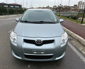 Frontansicht eines Mietwagens Toyota Auris am Flughafen von Tirana, Albanien ✓ Auto Nr.7023. ✓ Schaltgetriebe TM ✓ 1 Bewertungen.