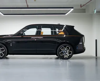 Mietwagen Rolls-Royce Cullinan 2022 in VAE, mit Benzin-Kraftstoff und 563 PS ➤ Ab 5183 AED pro Tag.