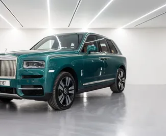 Frontansicht eines Mietwagens Rolls-Royce Cullinan in Dubai, VAE ✓ Auto Nr.6764. ✓ Automatisch TM ✓ 0 Bewertungen.