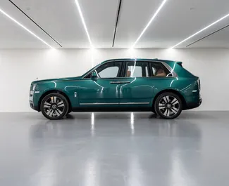 Mietwagen Rolls-Royce Cullinan 2022 in VAE, mit Benzin-Kraftstoff und 563 PS ➤ Ab 5119 AED pro Tag.