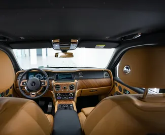 Rolls-Royce Cullinan 2022 zur Miete verfügbar in Dubai, mit Kilometerbegrenzung 250 km/Tag.