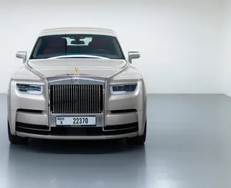 Frontansicht eines Mietwagens Rolls-Royce Phantom in Dubai, VAE ✓ Auto Nr.6752. ✓ Automatisch TM ✓ 0 Bewertungen.