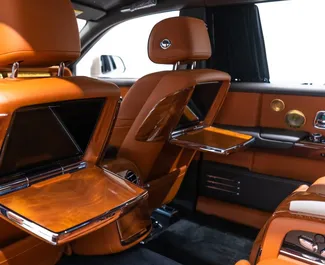 Innenraum von Rolls-Royce Phantom zur Miete in VAE. Ein großartiges 4-Sitzer Fahrzeug mit Automatisch Getriebe.