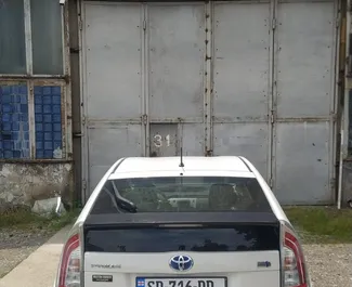 Innenraum von Toyota Prius zur Miete in Georgien. Ein großartiges 5-Sitzer Fahrzeug mit Automatisch Getriebe.