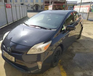 Frontansicht eines Mietwagens Toyota Prius am Flughafen Kutaisi, Georgien ✓ Auto Nr.5731. ✓ Automatisch TM ✓ 5 Bewertungen.