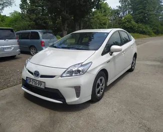 Frontansicht eines Mietwagens Toyota Prius am Flughafen Kutaisi, Georgien ✓ Auto Nr.6814. ✓ Automatisch TM ✓ 0 Bewertungen.