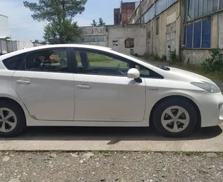 Vermietung Toyota Prius. Wirtschaft, Komfort Fahrzeug zur Miete in Georgien ✓ Kaution Einzahlung von 200 GEL ✓ Versicherungsoptionen KFZ-HV, TKV, VKV Plus, VKV Komplett, Insassen, Diebstahlschutz, Keine Kaution.