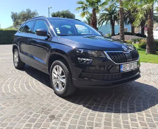 Frontansicht eines Mietwagens Skoda Karoq in Budva, Montenegro ✓ Auto Nr.6667. ✓ Automatisch TM ✓ 0 Bewertungen.