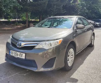 Frontansicht eines Mietwagens Toyota Camry in Tiflis, Georgien ✓ Auto Nr.6692. ✓ Automatisch TM ✓ 0 Bewertungen.