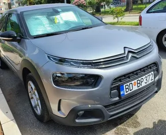 Frontansicht eines Mietwagens Citroen C4 Cactus in Budva, Montenegro ✓ Auto Nr.7031. ✓ Schaltgetriebe TM ✓ 3 Bewertungen.