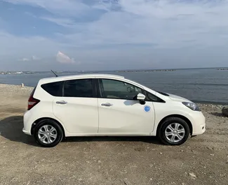 Innenraum von Nissan Note zur Miete auf Zypern. Ein großartiges 5-Sitzer Fahrzeug mit Automatisch Getriebe.