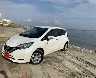 Frontansicht eines Mietwagens Nissan Note in Larnaca, Zypern ✓ Auto Nr.6825. ✓ Automatisch TM ✓ 7 Bewertungen.