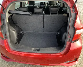 Innenraum von Nissan Note zur Miete auf Zypern. Ein großartiges 5-Sitzer Fahrzeug mit Automatisch Getriebe.