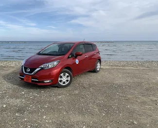 Frontansicht eines Mietwagens Nissan Note in Larnaca, Zypern ✓ Auto Nr.6828. ✓ Automatisch TM ✓ 0 Bewertungen.