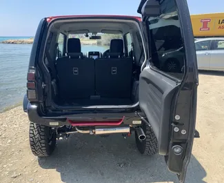 Innenraum von Suzuki Jimny zur Miete auf Zypern. Ein großartiges 4-Sitzer Fahrzeug mit Automatisch Getriebe.