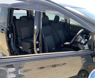 Benzin 1,5L Motor von Toyota Sienta 2019 zur Miete in Larnaca.