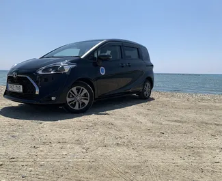 Frontansicht eines Mietwagens Toyota Sienta in Larnaca, Zypern ✓ Auto Nr.6804. ✓ Automatisch TM ✓ 0 Bewertungen.