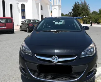 Frontansicht eines Mietwagens Vauxhall Astra in Larnaca, Zypern ✓ Auto Nr.6811. ✓ Automatisch TM ✓ 0 Bewertungen.