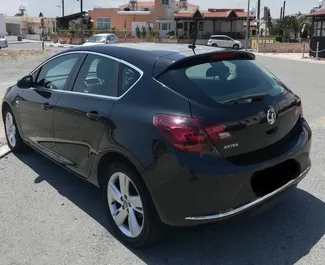 Vauxhall Astra 2013 zur Miete verfügbar in Larnaca, mit Kilometerbegrenzung unbegrenzte.