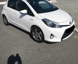 Frontansicht eines Mietwagens Toyota Yaris in Larnaca, Zypern ✓ Auto Nr.6810. ✓ Automatisch TM ✓ 0 Bewertungen.