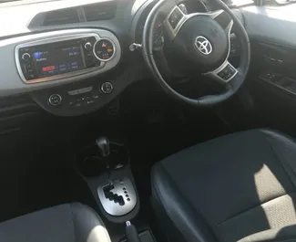 Hybride 1,3L Motor von Toyota Yaris 2015 zur Miete in Larnaca.