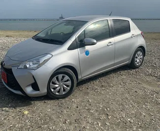 Frontansicht eines Mietwagens Toyota Vitz in Larnaca, Zypern ✓ Auto Nr.6830. ✓ Automatisch TM ✓ 1 Bewertungen.