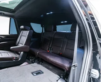 Innenraum von Cadillac Escalade zur Miete in VAE. Ein großartiges 7-Sitzer Fahrzeug mit Automatisch Getriebe.