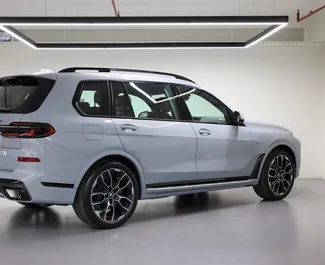 Vermietung BMW X7. Premium, Luxus, Crossover Fahrzeug zur Miete in VAE ✓ Kaution Einzahlung von 5000 AED ✓ Versicherungsoptionen KFZ-HV, TKV.