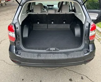 Innenraum von Subaru Forester zur Miete in Georgien. Ein großartiges 5-Sitzer Fahrzeug mit Automatisch Getriebe.