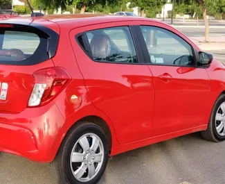 Vermietung Chevrolet Spark. Wirtschaft Fahrzeug zur Miete in VAE ✓ Kaution Einzahlung von 1000 AED ✓ Versicherungsoptionen KFZ-HV.