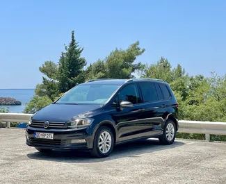 Frontansicht eines Mietwagens Volkswagen Touran in Budva, Montenegro ✓ Auto Nr.6778. ✓ Automatisch TM ✓ 0 Bewertungen.