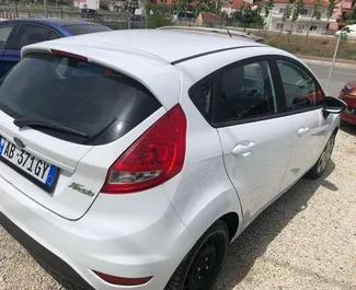 Mietwagen Ford Fiesta 2012 in Albanien, mit Benzin-Kraftstoff und 75 PS ➤ Ab 17 EUR pro Tag.