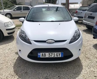 Autovermietung Ford Fiesta Nr.7001 Schaltgetriebe am Flughafen von Tirana, ausgestattet mit einem 1,2L Motor ➤ Von Romeo in Albanien.